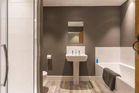 Oak & Hazel, Heath Row Barn Apartment Overton  Luaran gambar