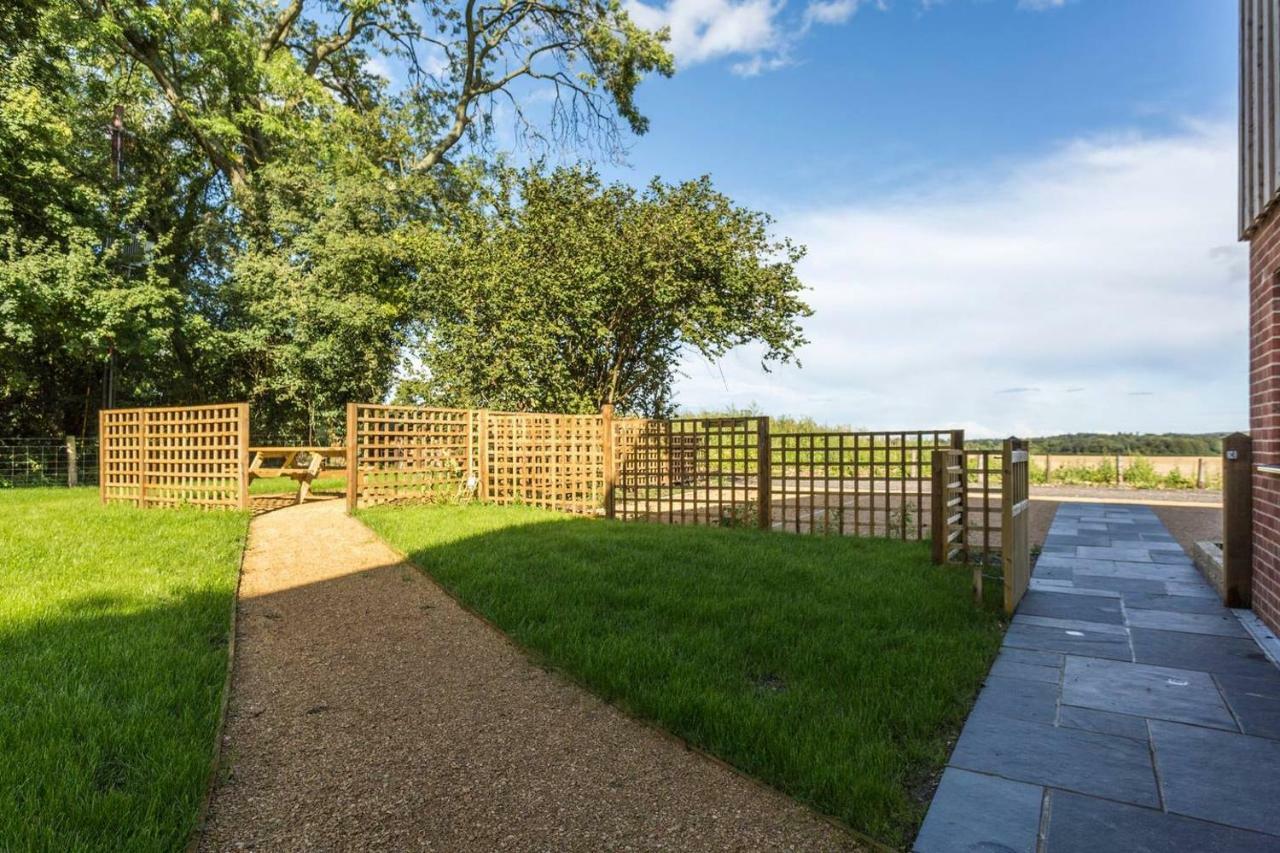 Oak & Hazel, Heath Row Barn Apartment Overton  Luaran gambar